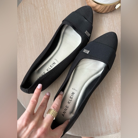 Anne Klein Elegant Black Flats - Picture 4 of 4